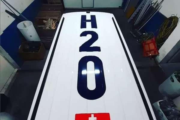 une inscription publicitaire sur une voiture