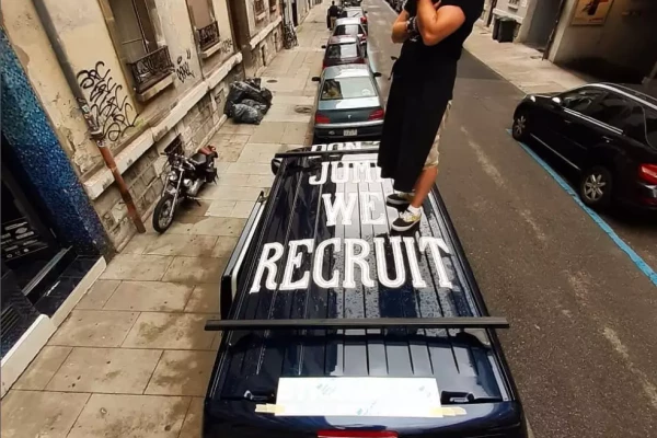 un homme sur le toit d'une camionnette