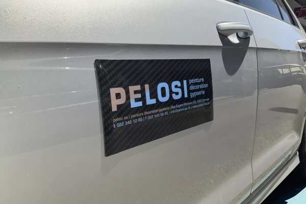 une inscription publicitaire sur une plaque magnétique sur une voiture
