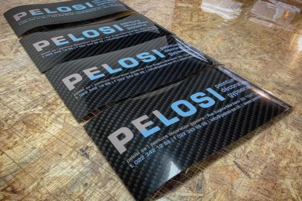 une inscription publicitaire sur une plaque magnétique pour voiture