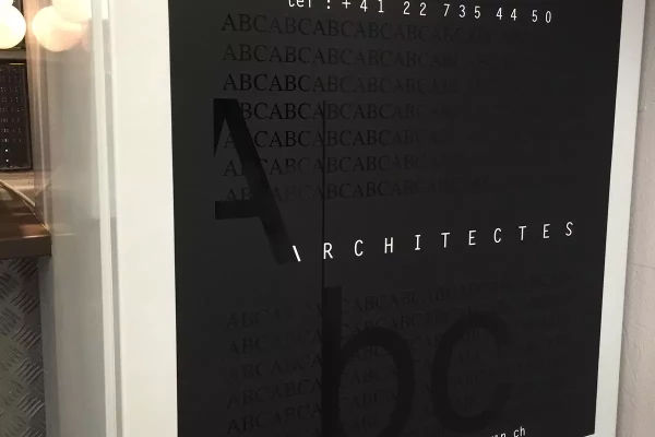 une inscription publicitaire sur une plaque magnétique pour un frigo