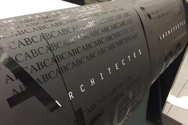 une inscription publicitaire sur une plaque magnétique pour voiture