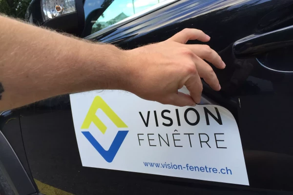 une inscription publicitaire sur une plaque magnétique pour voiture