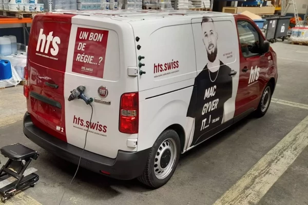 Marquage sur une flotte de véhicules d'entreprise par stick-up à Genève.