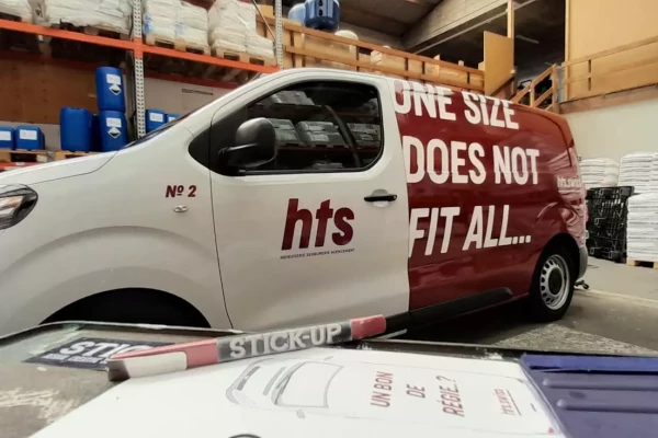 Covering d'une camionnette par stick-up à Genève