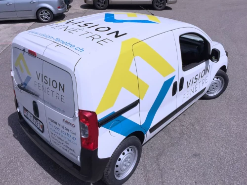 une inscription publicitaire sur une voiture