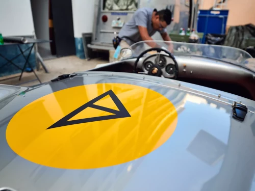 une inscription publicitaire sur une voiture