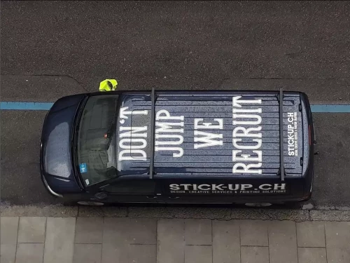une inscription publicitaire sur une voiture