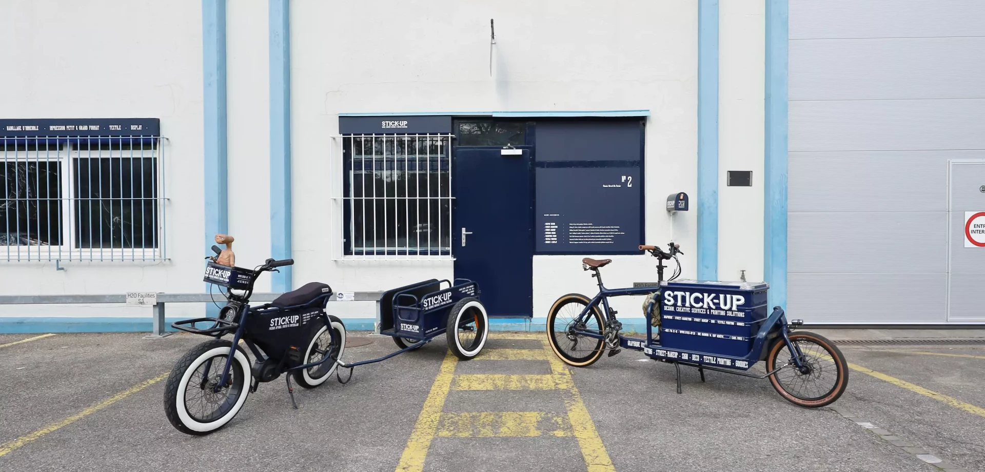 un vinyle adhésif publicitaire sur un vélo cargo