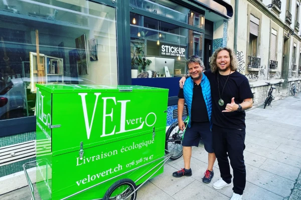 un vinyle adhésif publicitaire sur un vélo cargo vert