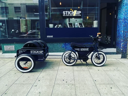 un vinyle adhésif publicitaire sur un vélo cargo