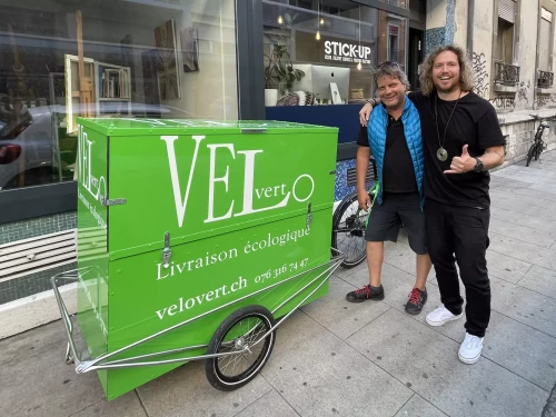 un vinyle adhésif publicitaire sur un vélo cargo