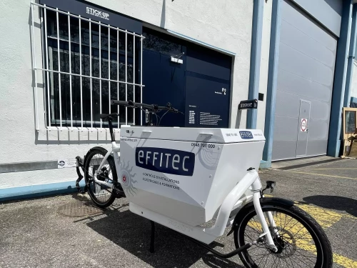 un vinyle adhésif publicitaire sur un vélo cargo