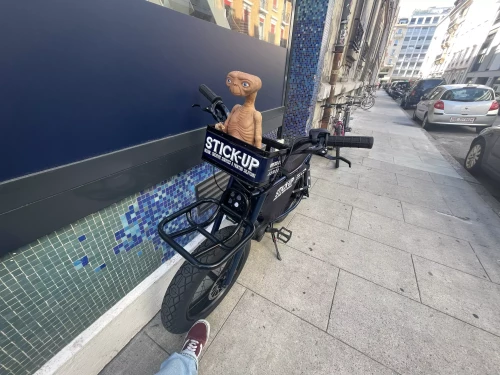 un vinyle adhésif publicitaire sur un vélo