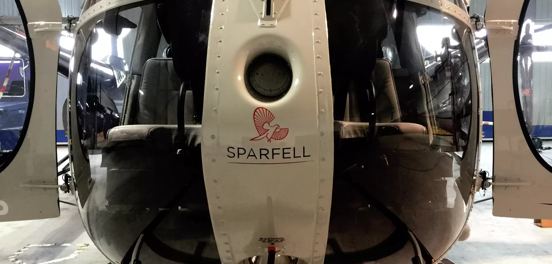 un vinyle adhésif publicitaire sur un hélicoptère