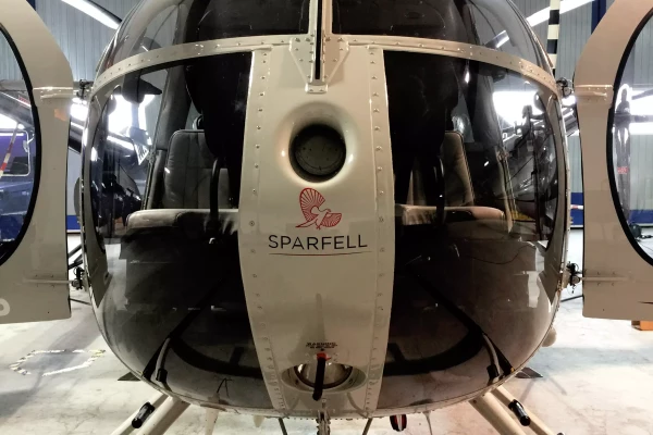 un vinyle adhésif publicitaire sur un hélicoptaire