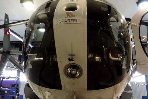 un vinyle adhésif publicitaire sur un hélicoptère