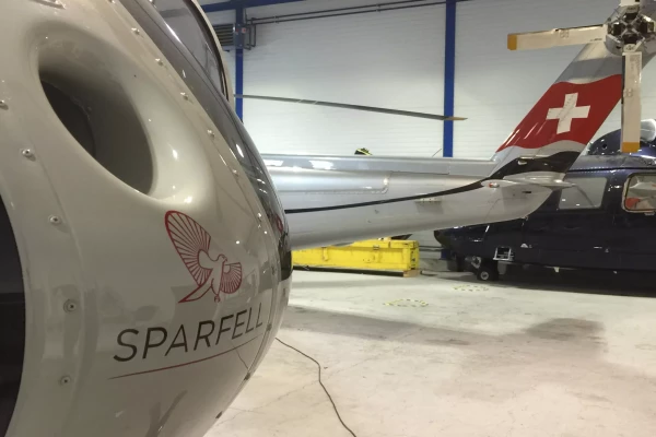 un vinyle adhésif publicitaire sur un hélicoptère