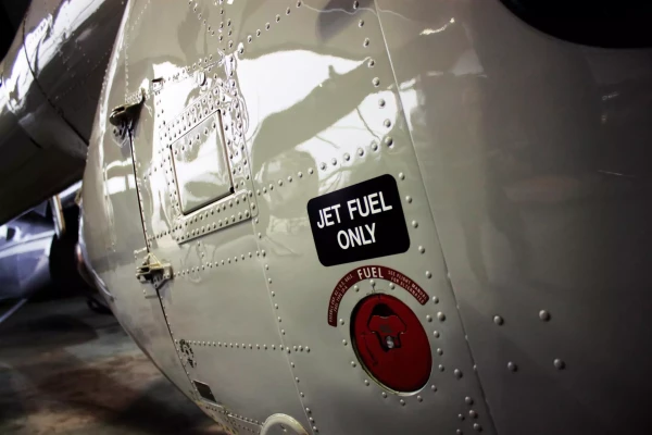 un vinyle adhésif publicitaire sur un hélicoptère