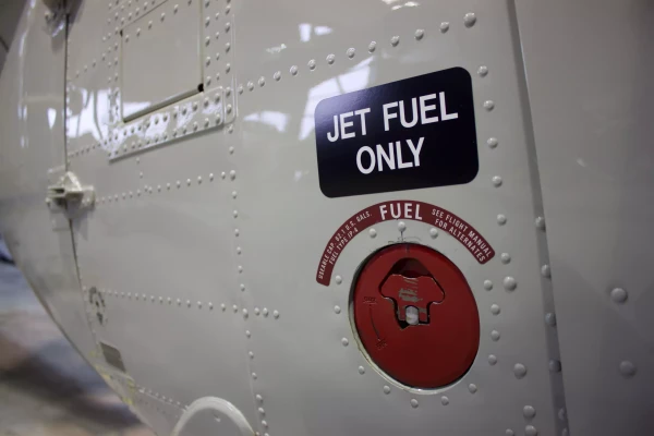 un vinyle adhésif publicitaire sur un hélicoptère