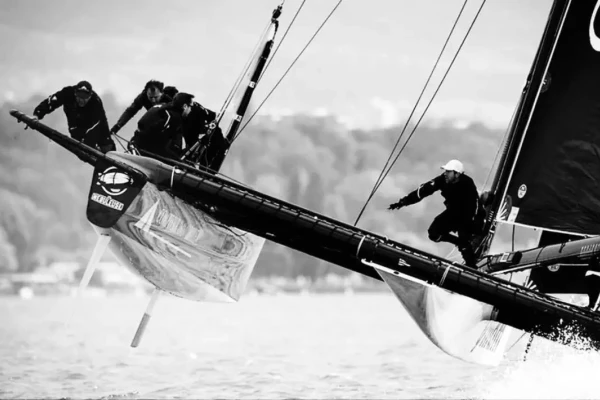 un vinyle adhésif publicitaire sur un bateau