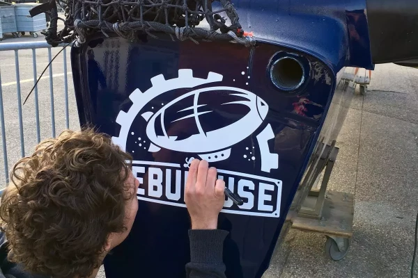 pose d'un vinyle adhésif