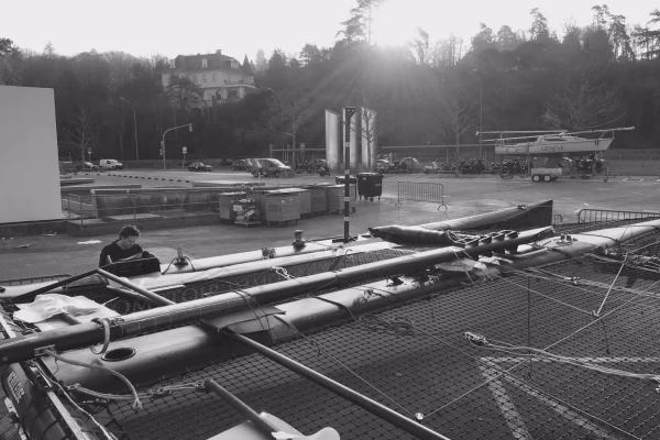 accrochage d'un publicité sur un bateau