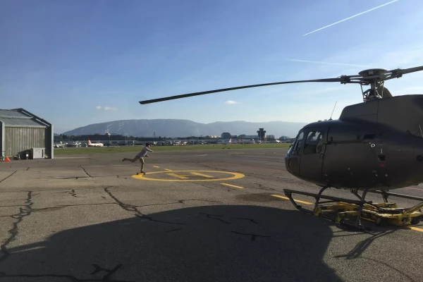 une inscription publicitaire sur un hélicoptère