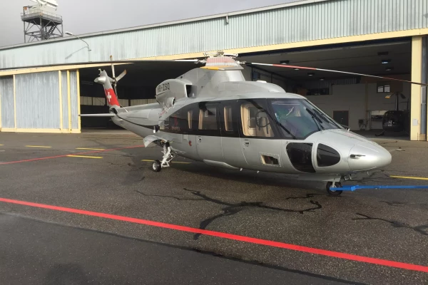 une inscription publicitaire sur un hélicoptère