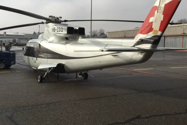 une inscription publicitaire sur un hélicoptère