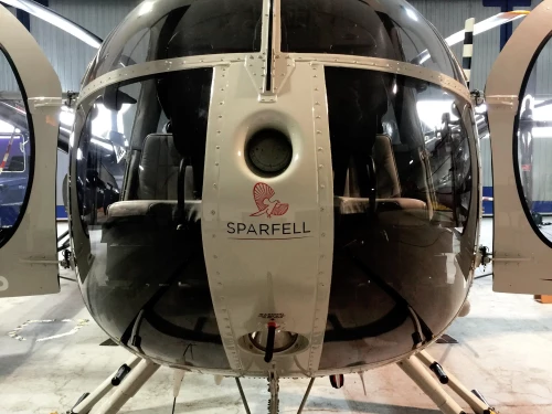 un hélicoptère sparfell dans un hangar.