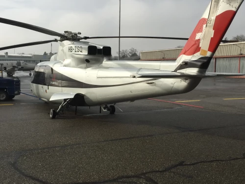 un hélicoptère sur le tarmac