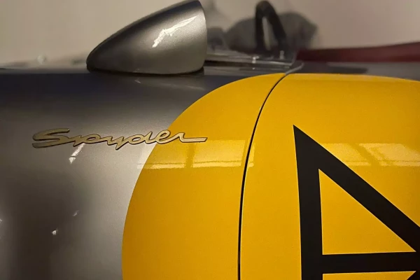 une Porsche avec un sticker jaune et noir
