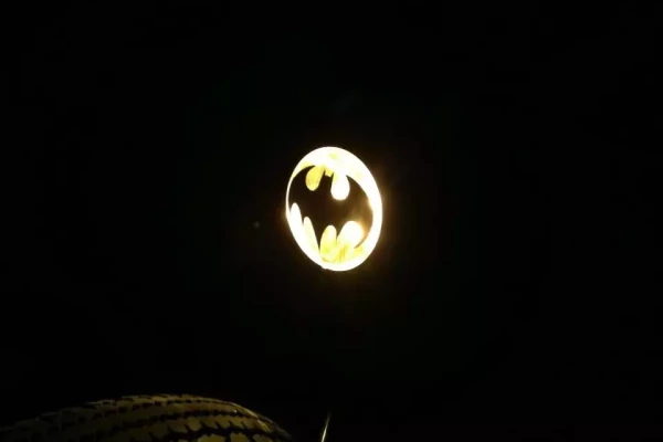 autocollant de phare sur une moto batman