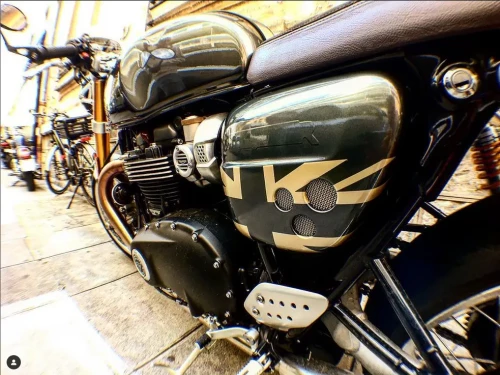 vinyle adhésif sur une moto noire