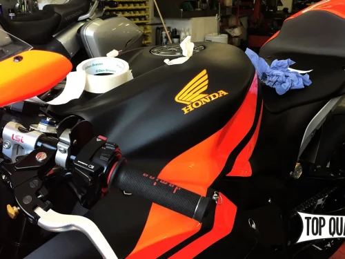 vinyle adhésif sur une moto rouge