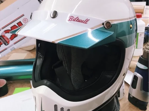 un exemple de branding d'un casque de moto