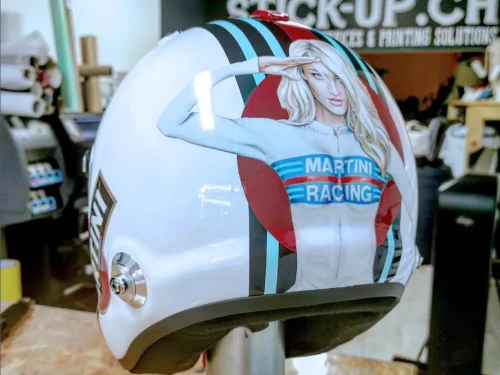 un exemple de branding d'un casque de moto
