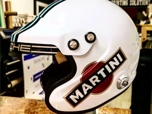 un exemple de branding d'un casque de moto