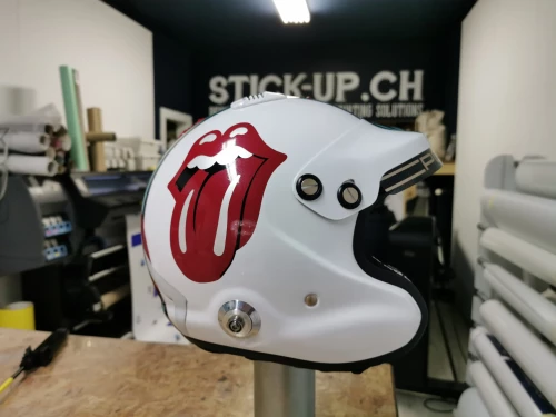 un exemple de branding d'un casque de moto