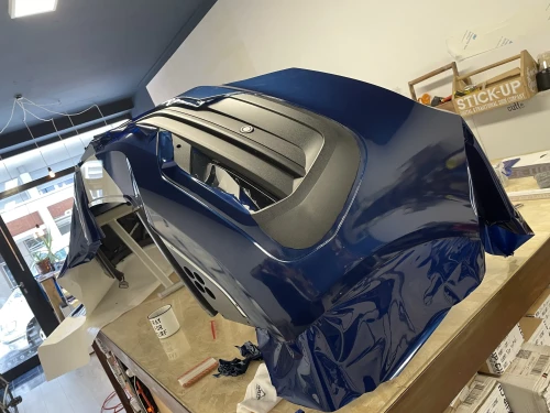 un exemple de wrapping d'une pièce de voiture en bleu