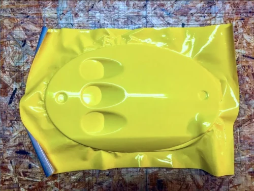 un exemple de wrapping d'une pièce de moto en jaune