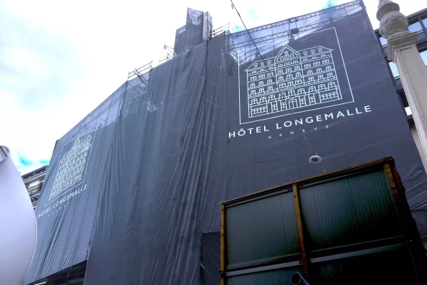 une bâche géante imprimée sur un immeuble