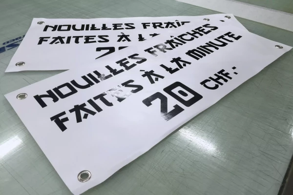 des bâches blanches imprimées