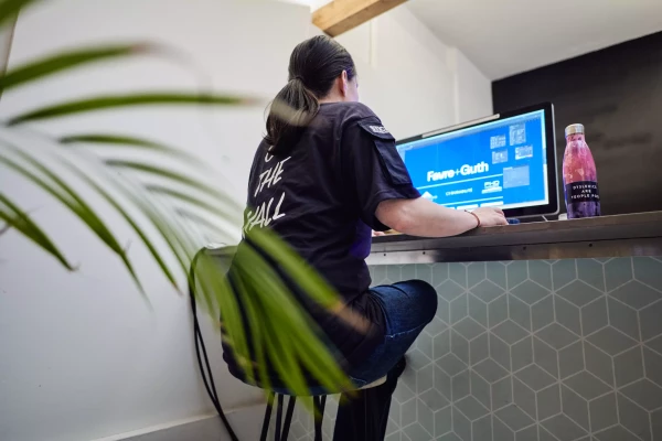 une personne derrière un ordinateur qui conçoit les plans d'une toile de chantier