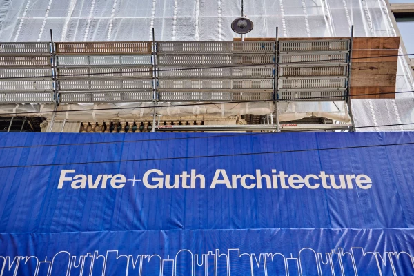 une bâche bleue sur un immeuble