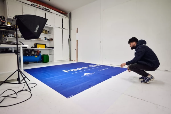 fabrication d'une bâche d'immeuble bleue