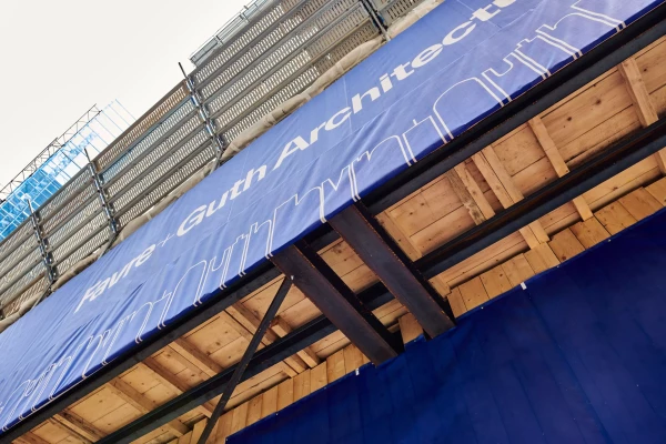 une bâche d'immeuble bleue