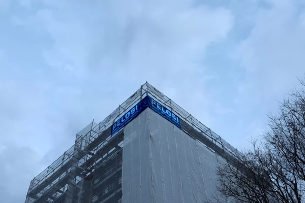 toile tendue promotionnelle au sommet d'un immeuble