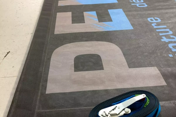 fabrication d'une bâche tendue pour un chantier